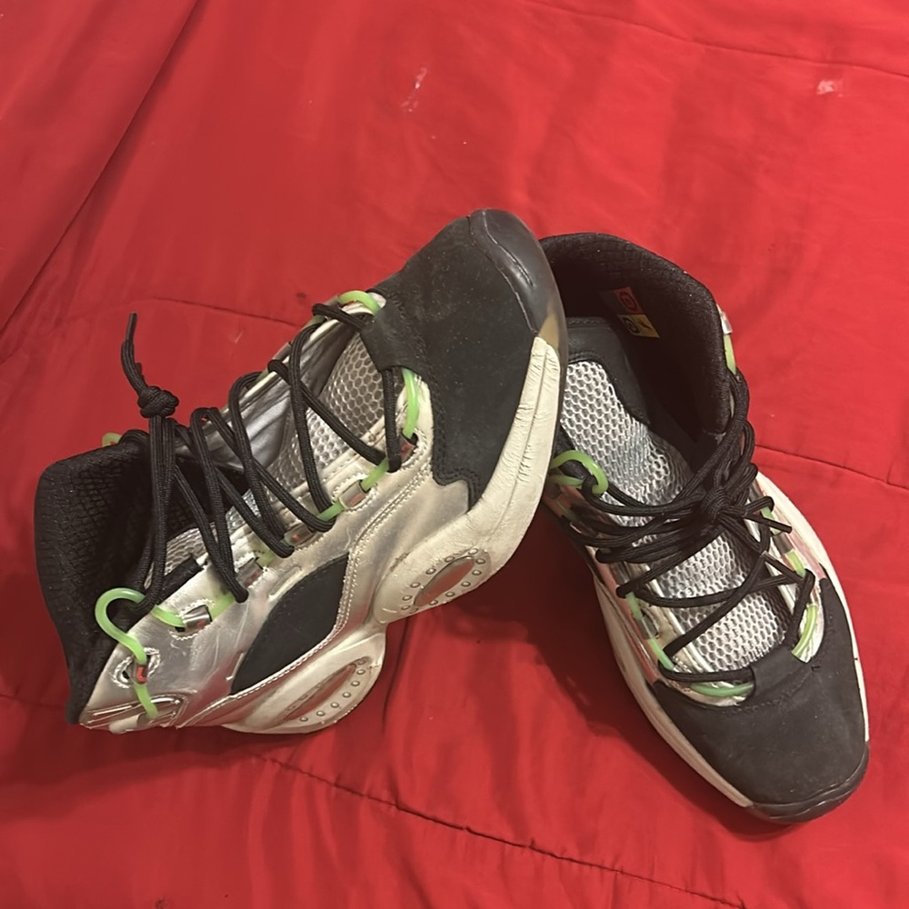 Minions x Reebok Question Mid - Picture 3 of 5